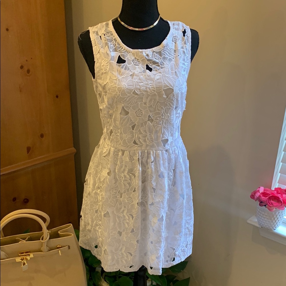 🌹Monteau Beautiful White Sleeveless Lace Mini Dress With Slip •